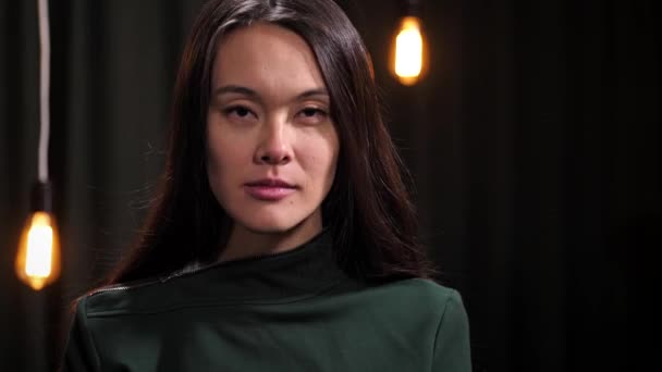 Asyalı Kız Kafasını Kaldırıp Kameraya Ciddi Bir Ifadeyle Bakıyor Stüdyoda — Stok video