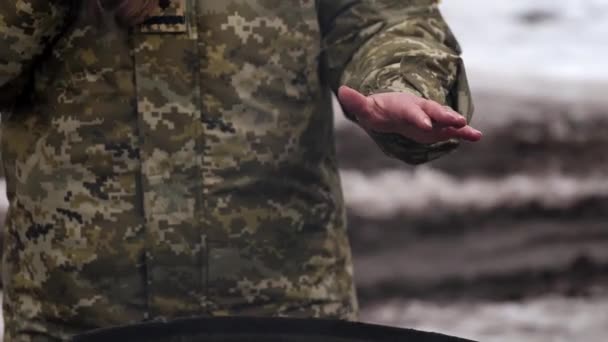 Військова Дівчина Зимовій Формі Нагріває Руки Бочці Вогнем Холодний Зимовий — стокове відео