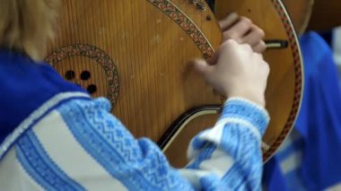 Vyshyvanka gibi giyinmiş müzisyenler Ukrayna ulusal bandura enstrümanında 