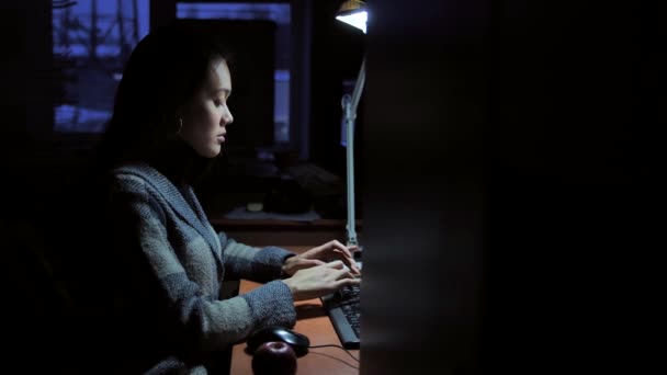 Une Belle Asiatique Travaille Ordinateur Nuit Dans Une Pièce Sombre — Video