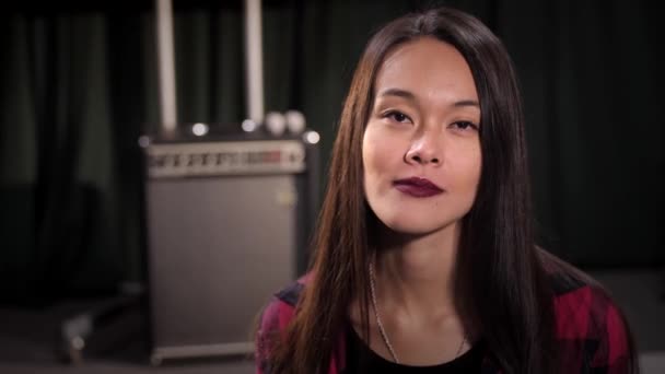 Asyalı Kız Kafasını Kaldırıyor Ciddi Bir Ifadeyle Kameraya Bakıyor Stüdyoda — Stok video