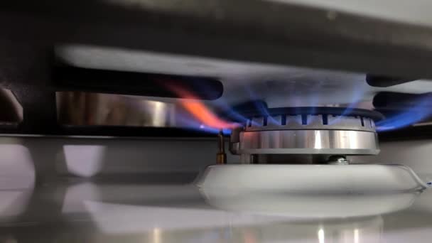 平底锅在炉子的煤气炉上 煤气开了又关 该炉使用可燃或天然气作为燃料 能源危机和能源价格上涨 — 图库视频影像