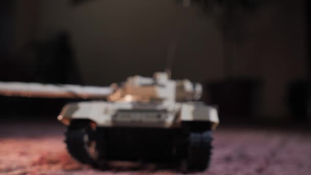 분사구에서 포탑과 화재를 라디오 장난감 탱크의 클로즈업 어린이 장난감 무거운 — 비디오