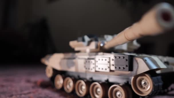 Zole Edilmiş Uzaktan Kumandalı Bir Oyuncak Tankın Yakın Plan Çekimi — Stok video