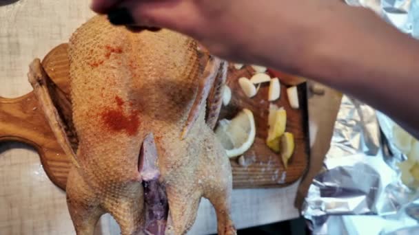 将木瓜洒在鸭或鹅肉上 里面塞满苹果和柠檬 煮炸鸡 生鸭或鹅的碳水化合物在烘烤前撒上香料 用苹果煮鸭的工艺 — 图库视频影像