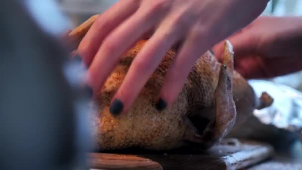 将木瓜洒在鸭或鹅肉上 里面塞满苹果和柠檬 煮炸鸡 生鸭或鹅的碳水化合物在烘烤前撒上香料 用苹果煮鸭的工艺 — 图库视频影像