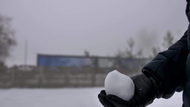 Крупный План Руки Мужчины Кожаной Перчатке Которая Бросает Снежок Парень — стоковое видео
