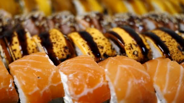 Olika Sushi Rullar Roterande Närbild Svart Bakgrund Färsk Japansk Sushi — Stockvideo