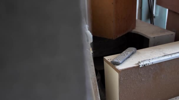 Terk Edilmiş Bir Dairede Tozla Kaplı Eski Bir Televizyon Kumandası — Stok video