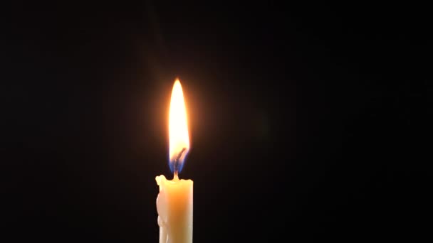 Închiderea Unei Lumânări Fundal Negru Stingerea Lumânărilor Fumul Alb Fitil — Videoclip de stoc