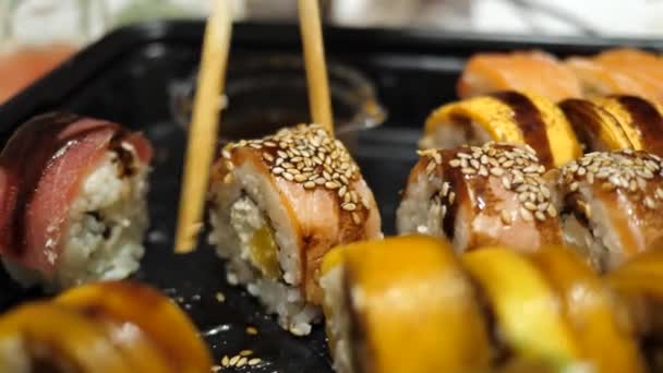 Fille Gars Prend Rouleau Sushi Avec Des Baguettes Chinoises Tremper — Video