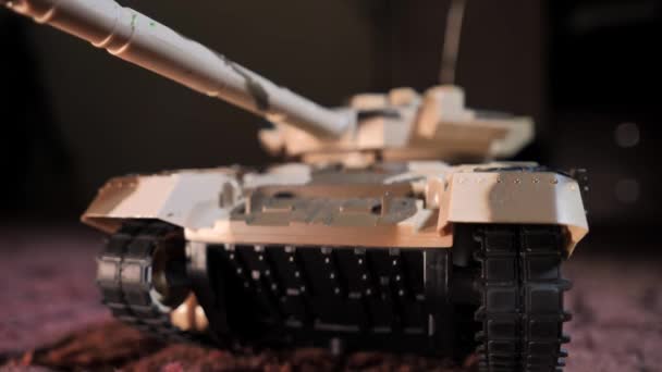 Zole Edilmiş Uzaktan Kumandalı Bir Oyuncak Tankın Yakın Plan Çekimi — Stok video