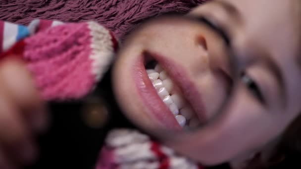 Una Bambina Mostra Denti Attraverso Una Lente Ingrandimento Bambino Sta — Video Stock