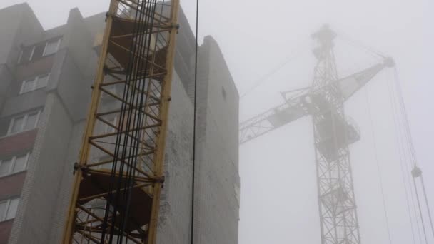 Guindaste Construção Está Trabalhando Dia Nebuloso Reconstrução Demolição Edifício Apartamentos — Vídeo de Stock