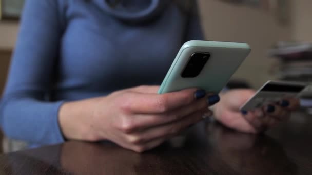 Flickan Gör Online Betalning Med Hjälp Smartphone Genom Att Ange — Stockvideo