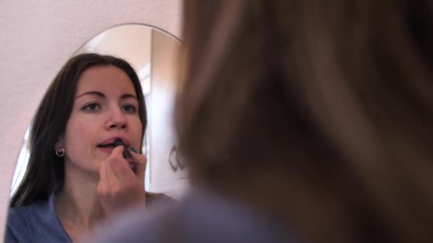 Młoda Kobieta Maluje Usta Szminką Patrząc Lustro Refleksja Lustrze Dziewczyny — Wideo stockowe