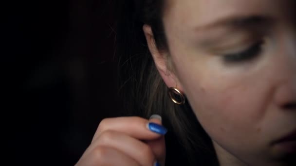 Mladá Žena Zamyšleným Výrazem Prsty Dotkne Náušnice Uchu Dívka Ustaraná — Stock video