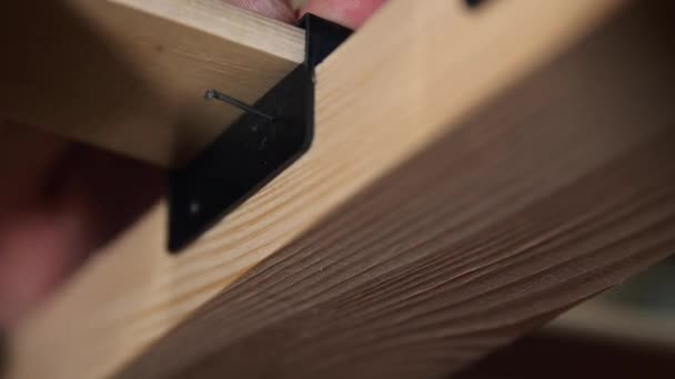 家具を修理する男 建設中や改修中は木材を使用しています 釘を打つハンマーが付いている男性の手のクローズアップ — ストック動画