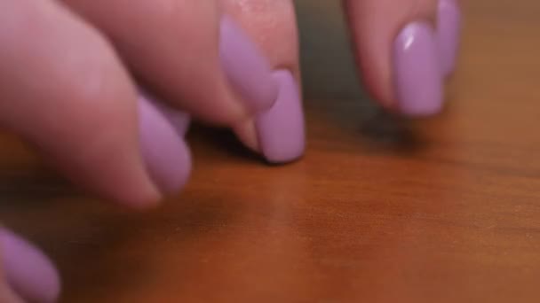 Close Dari Jari Jari Perempuan Dengan Manikur Penyadapan Permukaan Meja — Stok Video