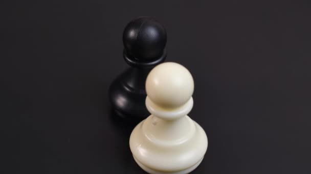 Κοντινό Πλάνο Δύο Σκακιστικών Κομματιών Μαύρο Φόντο Μαύρο Και Άσπρο — Αρχείο Βίντεο