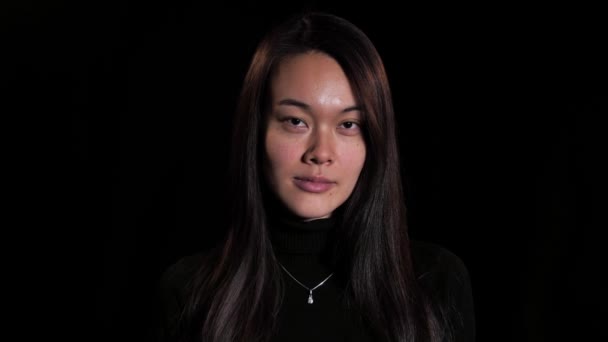 Silencio Por Favor Misteriosa Mujer Asiática Presiona Índice Dedo Los — Vídeo de stock