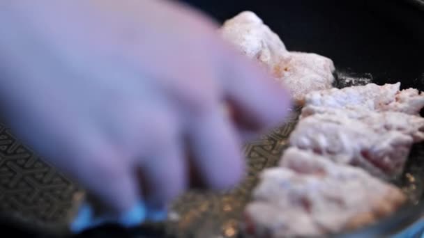 一位家庭主妇把一个鱼片放在一个煎锅上的面粉面包里 一个女孩在自家厨房的平底锅里煎鱼 — 图库视频影像