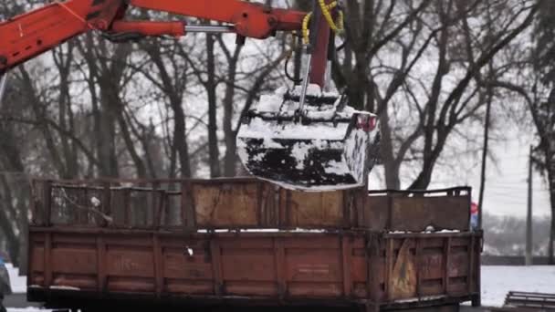 Экскаватор Загружает Снег Трейлер Ведром Удаление Снега Снежном Городском Парке — стоковое видео