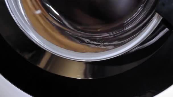 Close Cilindro Rotativo Uma Máquina Lavar Roupa Durante Lavagem Portas — Vídeo de Stock