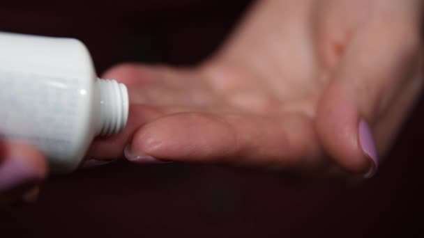 Una Mujer Aplica Una Crema Para Cuidado Piel Primer Plano — Vídeos de Stock