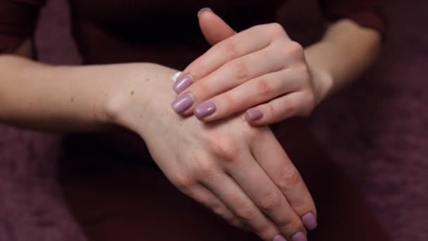 用护肤膏涂抹手部和手指皮肤的女孩的手部特写 在家里做美容治疗的疲惫女人 — 图库视频影像