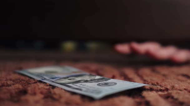 Egy Férfi Ágya Alatt Kutat Egy Elveszett 100 Dolláros Bankjegy — Stock videók