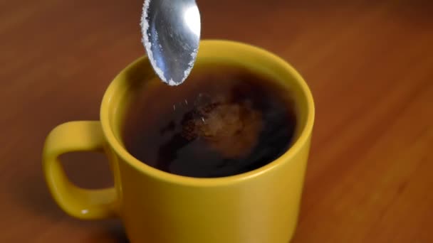 Κοντινό Πλάνο Κίτρινου Κυπέλλου Μαύρο Τσάι Στο Οποίο Προστίθεται Ζάχαρη — Αρχείο Βίντεο
