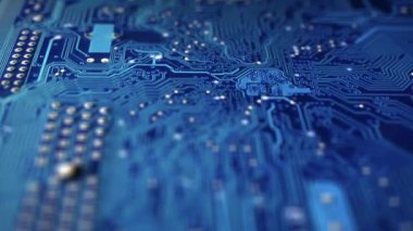 Animasyon elektronik sinyal hareketi ve mavi devre kartının yüzey izleri boyunca yanıp sönüyor. Anakart kapanıyor. Hareket tasarımı, bir bilgisayar veya mikroçipin animasyon bilgisayar grafikleri.