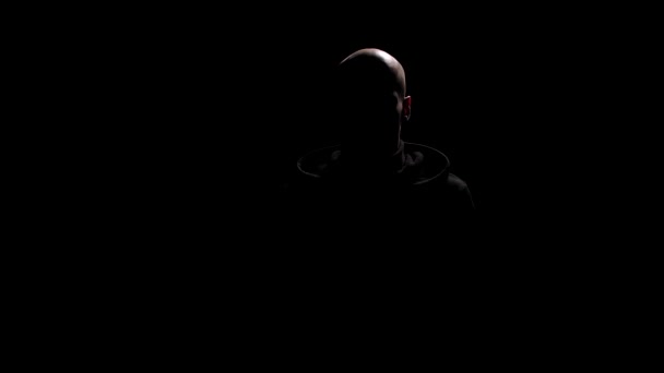 Siyah Kapüşonlu Kel Adam Kapüşonunu Çekmeden Önce Kameraya Bakar Yüzü — Stok video