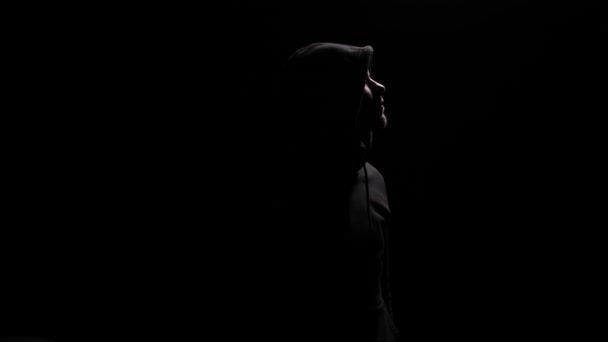 Silhouet Van Mysterieuze Man Zwarte Hoodie Kijkt Dan Camera Met — Stockvideo