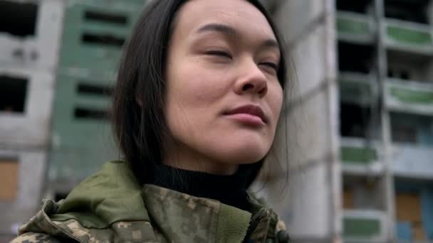 Close Portret Van Aziatisch Meisje Uniform Oekraïense Strijdkrachten Draait Haar — Stockvideo