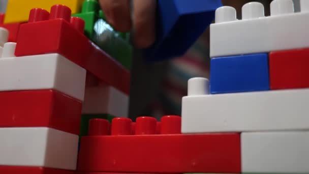 Παιδί Παίζει Τουβλάκια Παιδί Διπλώνει Σπίτι Από Μεγάλα Μέρη Του — Αρχείο Βίντεο