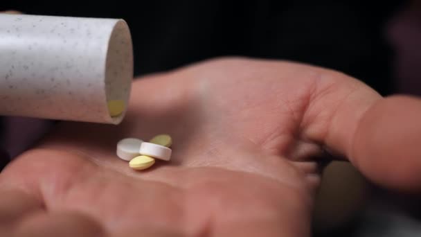 Een Man Giet Veel Pillen Drugs Uit Een Pot Zijn — Stockvideo