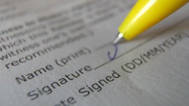 Kalemle kontratta makro video imzası var. Ofiste çalışırken anlaşma belgesinin imzalanması. İş sözleşmesi yaz ya da sözleşmeyi imzala. Müşterinin baş harfleri.