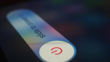 Cep telefonu kullanıcısı akıllı telefonunun elektriğini kesiyor. Akıllı telefonu kapat. Cep telefonu kapatılıyor, kapatılıyor. Kapat, makro, akıllı telefonu kapatmak için ekran kenarına parmak slaytları.