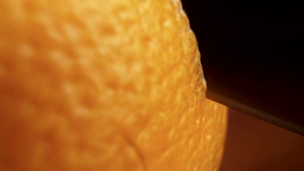 Κοντινό Πλάνο Ενός Μαχαιριού Κόβει Ένα Πορτοκάλι Μακρο Γυρίσματα Βίντεο — Αρχείο Βίντεο