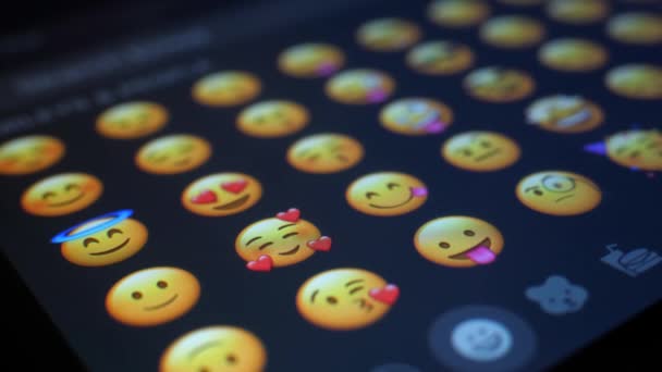 Elegir Emoji Beso Corazón Emojis Establecidos Teléfono Inteligente Apple Enviar — Vídeo de stock
