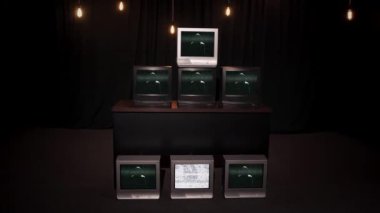 Bir sürü statik gürültülü retro televizyon yığını ve dijital kodlu siyah arka plandaki bilgisayar korsanı ve hata efekti seni işaret ediyor. Siyah kapüşonlu gizemli adam kamerayı işaret ediyor.