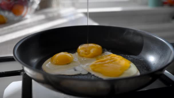 Rozbija Jajka Patelni Podczas Gotowania Jajecznicy Gotowanie Śniadania Kuchenka Gazowa — Wideo stockowe