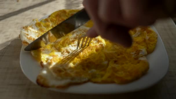 Чоловік Їсть Сніданок Яєчнями Нарізаючи Шматки Столовим Ножем Накладаючи Виделку — стокове відео