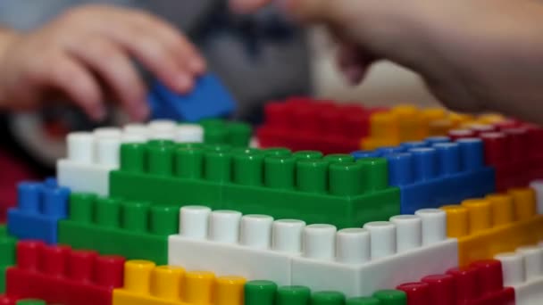 Kinderen Spelen Met Blokken Peuters Bouwen Een Huis Uit Grote — Stockvideo