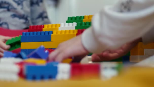 Děti Hrají Bloky Batolata Postaví Dům Velkých Částí Návrháře Hry — Stock video