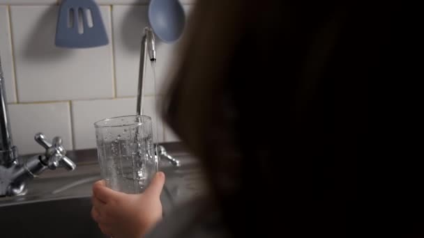 Bebé Niña Vertiendo Vaso Agua Limpia Filtrada Grifo Con Filtro — Vídeos de Stock