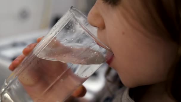 Una Bambina Beve Acqua Pura Filtrata Bicchiere Trasparente Cucina Sete — Video Stock