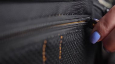 Kameralar kadın eli takip ederken fermuarı elle kapatarak fermuarı kapat. Moda, tekstil ve giyim endüstrisi konsepti. parmak bağlayan fermuar.